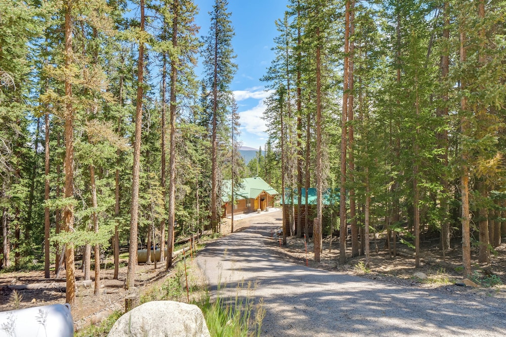 Hot Tub Hideaway w/ Views & Deck in Fairplay!