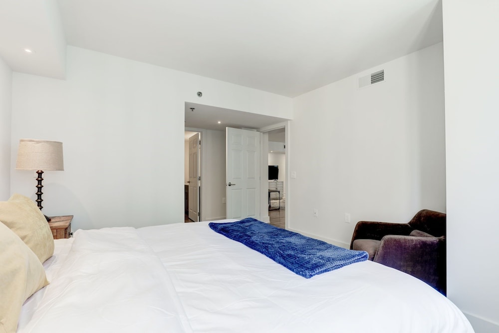 Elegant 2BR Apartment Minutes From DC