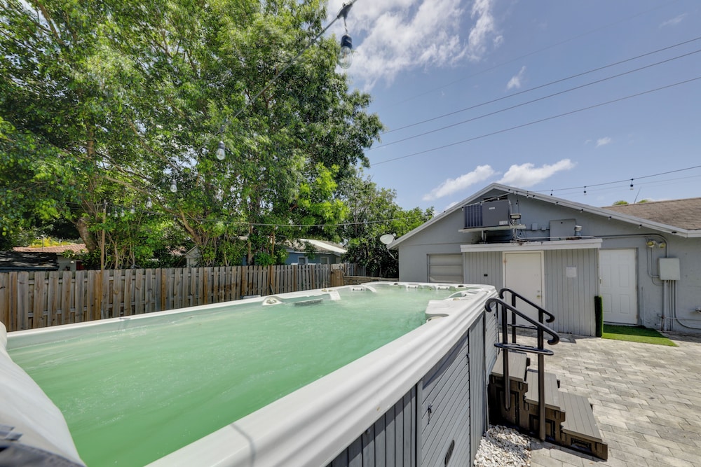 Patio & Heated Swim Spa Access: Home in Hollywood