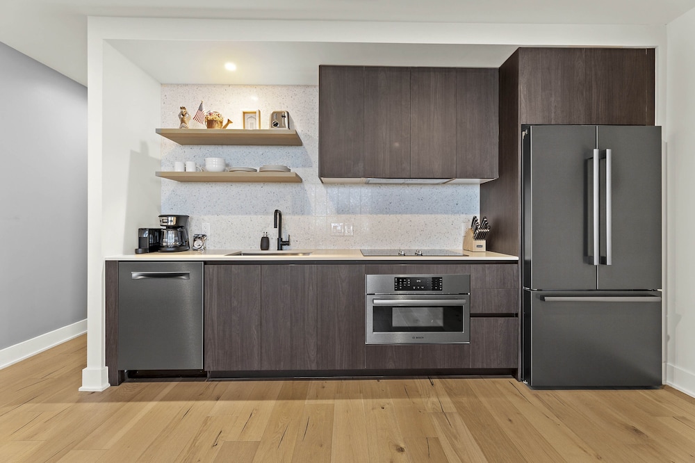 Luxury Downtown High Rise - Image 3