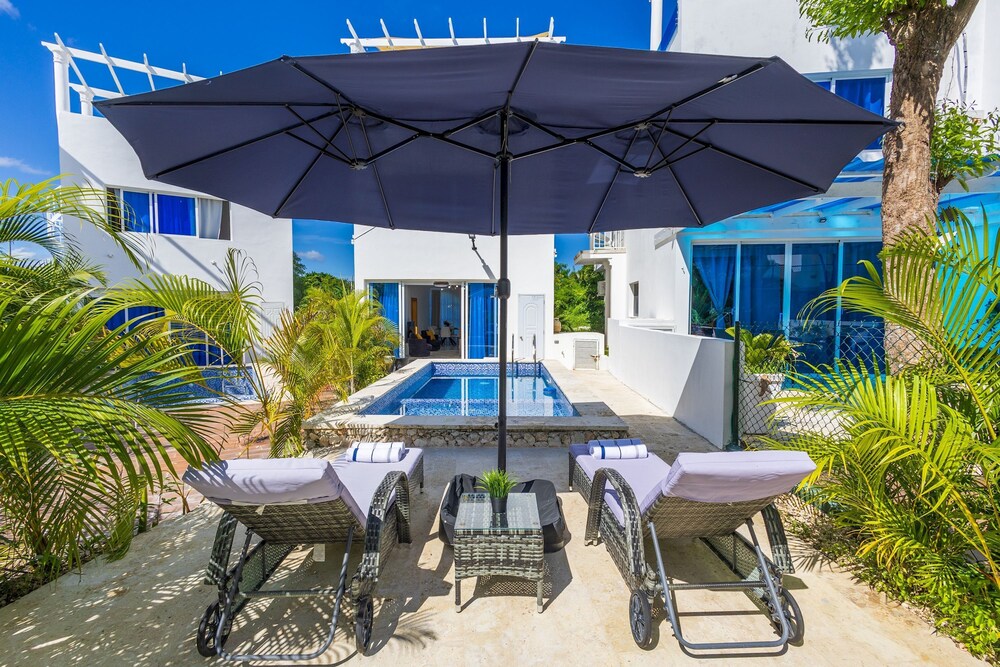 Relaxing 3-bedroom Villa With Pool Rooftop Jacuzzi in a Secluded Setting