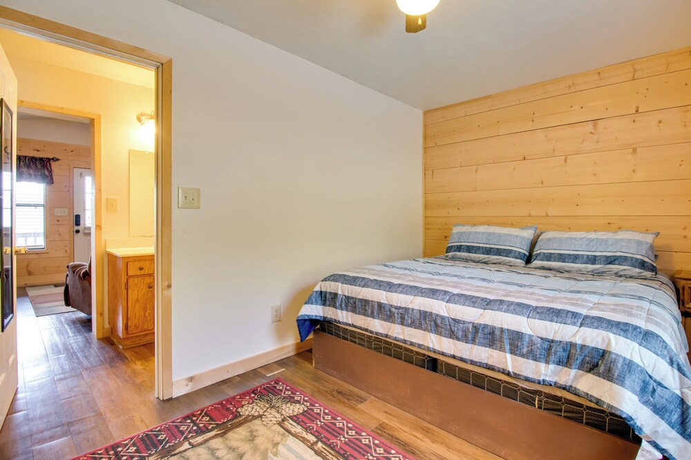 Cabin Getaway in Mountain View w/ Porch + Grill