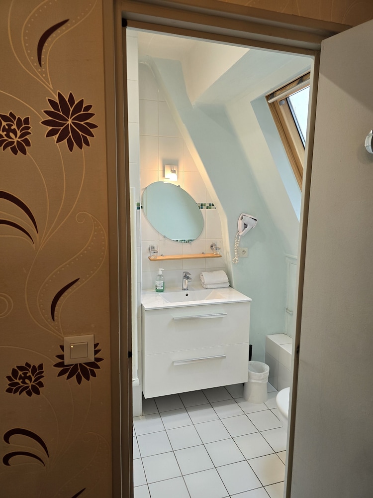 Castel Bayeux Guesthouse