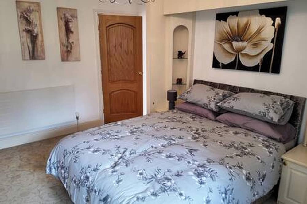 Stratford 4 BR Family Mansion With Pool, Gym & BBQ, Photo 11