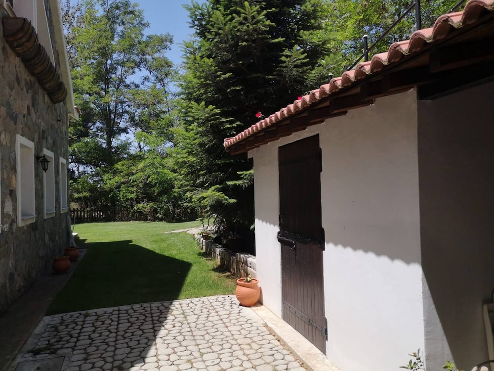 Villa Enriette - Panoramic Mountain Retreat in Pano Platres, Cyprus