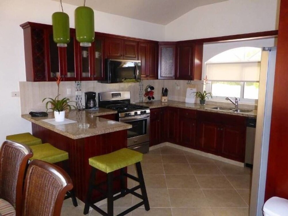 Touch of Elegance! 6 Bedroom Near the Beach