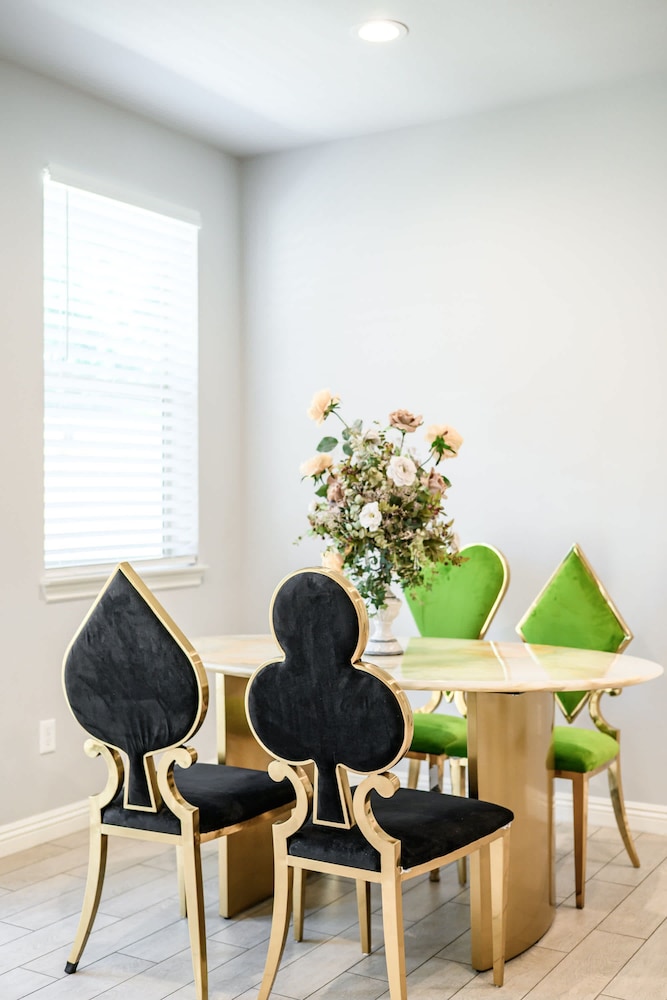 Modern Spacious Home Bright Family Group Friendly