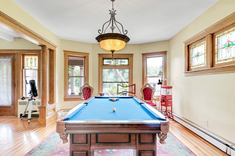 Spacious Victorian Home With Mountain Views And Lots Of Fun Extras!! 5 Bedroom Farmhouse by Redawning - Property Image 1