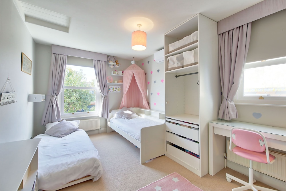 House - Sleeps 8 - Garden - Children's Play Area