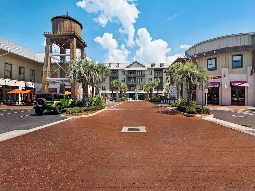 Your Ideal Beach Getaway With Private Pool, Game Room and Close to Beach!