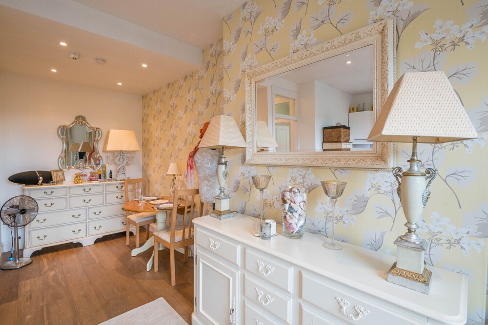 Charming Chelsea Home by the River Thames