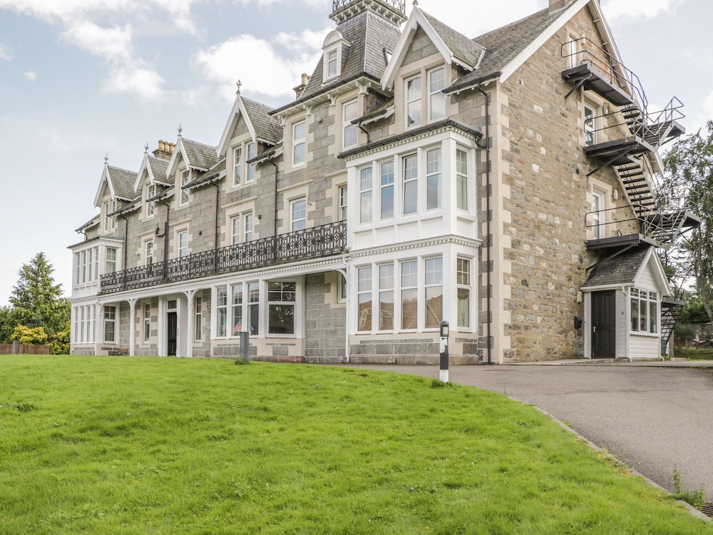 10 Monarch Country Apartments