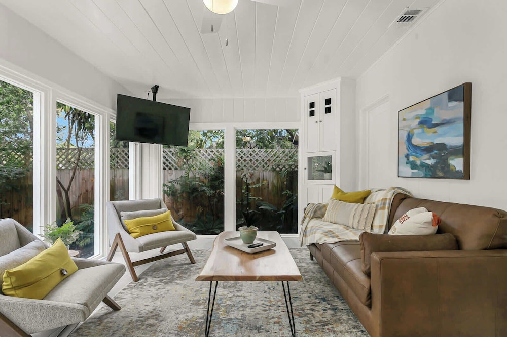 Pool House Oasis - Home for 6 - Image 3