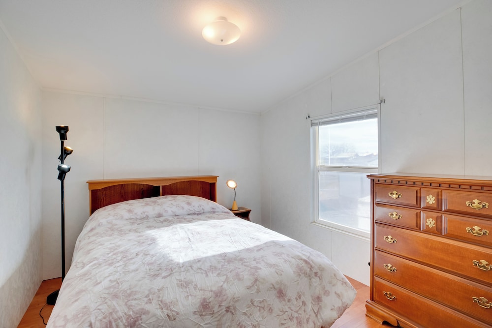 Hot Tub & Screened Patio: Getaway in Montrose!