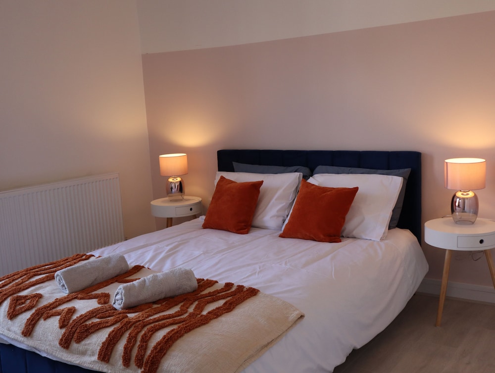 Sheffield 4-bedroom house free parking view 2