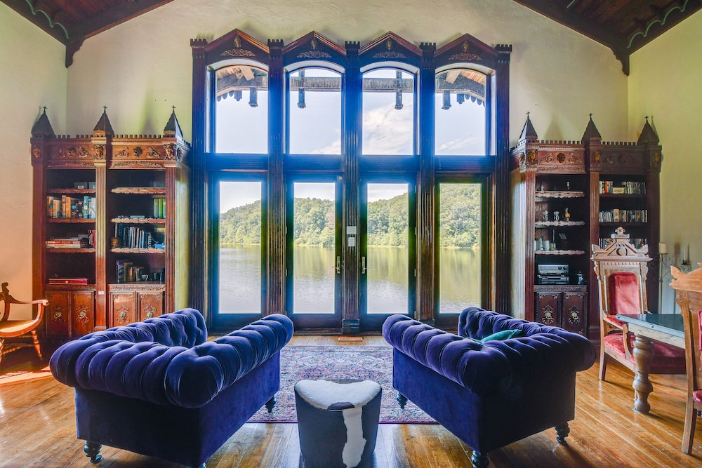 Missouri Castle w/ Private Lake, Pool & 100 Acres! view 5