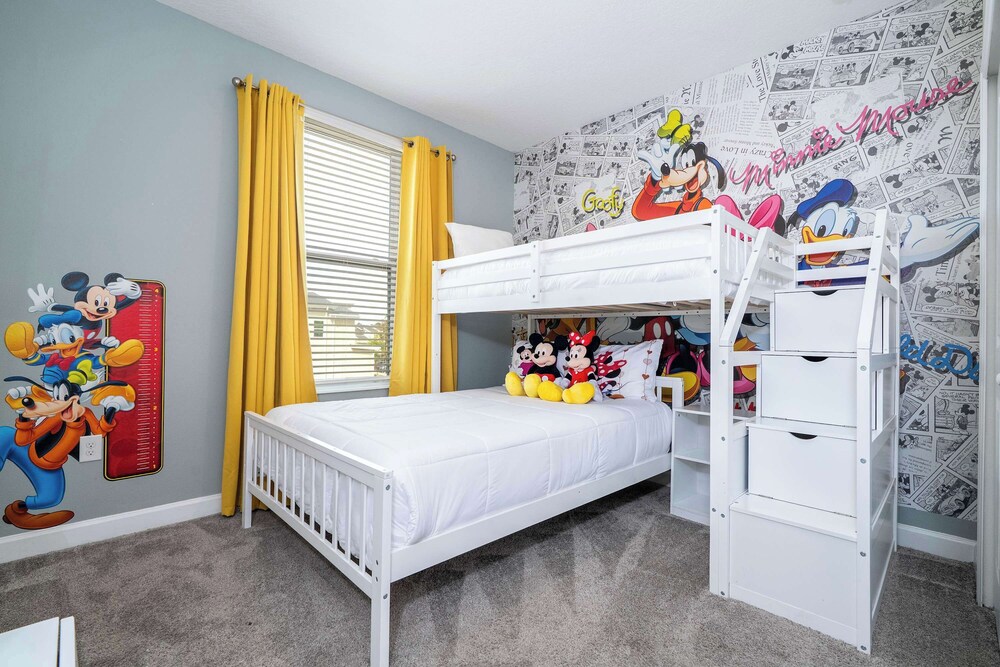 Stunning Game Room & Pool Jacuzzi Storey Lake 2799