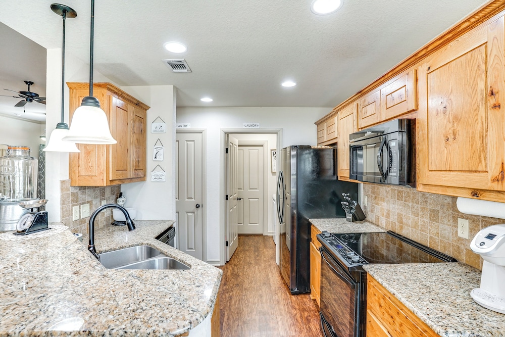 Charming Home w/ Chiminea in Weatherford!