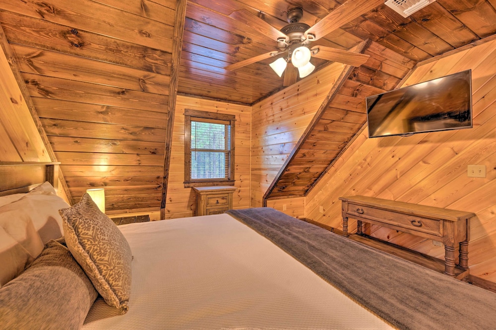 Broken Bow Cabin on 1 Acre w/ Hot Tub & Fire Pit! view 5