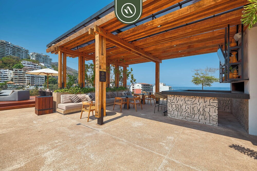 Oceanview Condo With Amazing Rooftop Pool - Gym