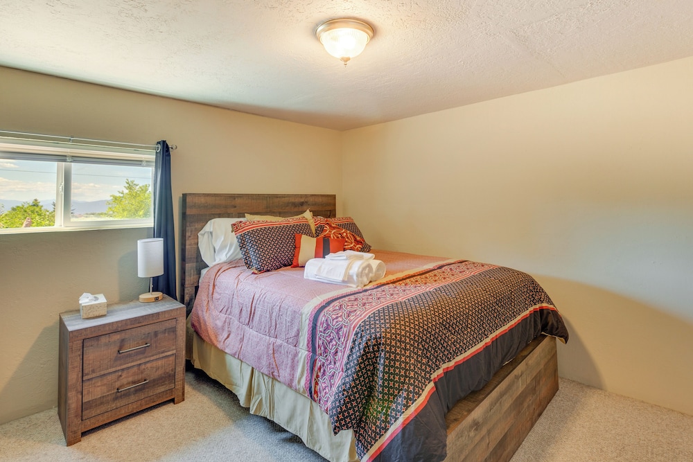 Valdez Home w/ Mountain Views, 11 Mi to Skiing!