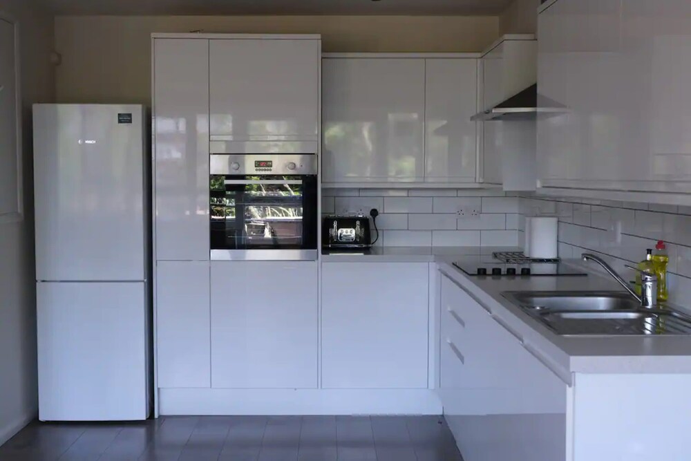 Spacious 3 Bedroom Apartment in Battersea With Terrace