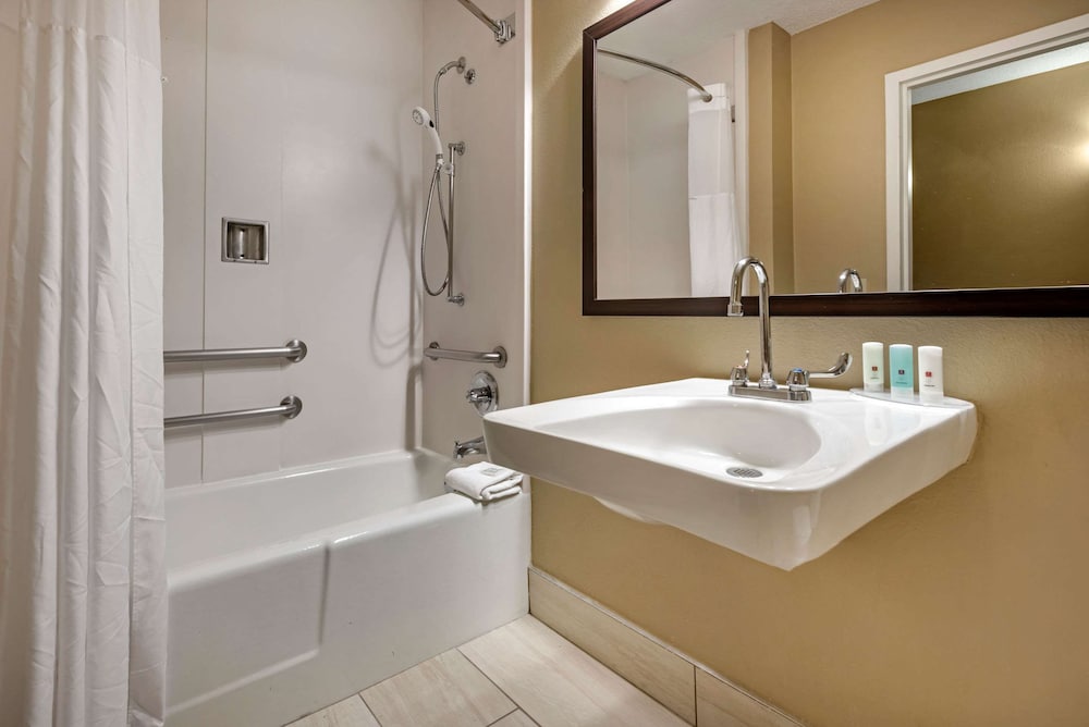 Lexington Vacations - Clarion Hotel Conference Center - North - Property Image 69