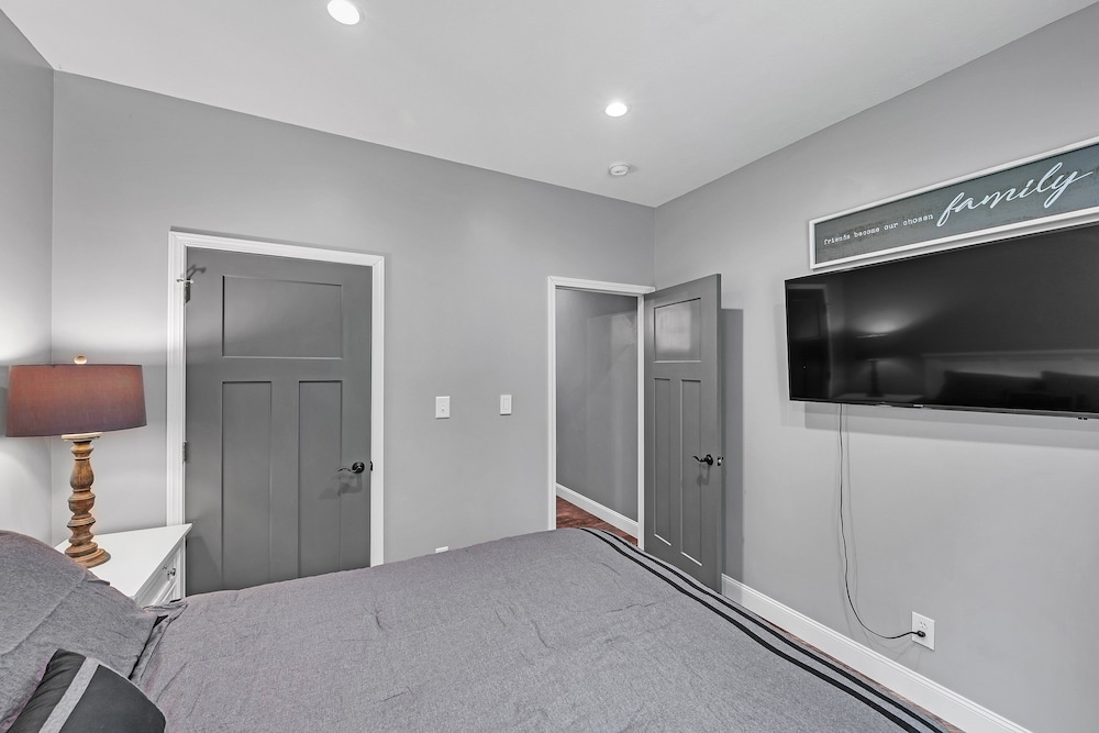 Lakeside Retreat With Hot Tub & Game Room 3 Bedroom Home