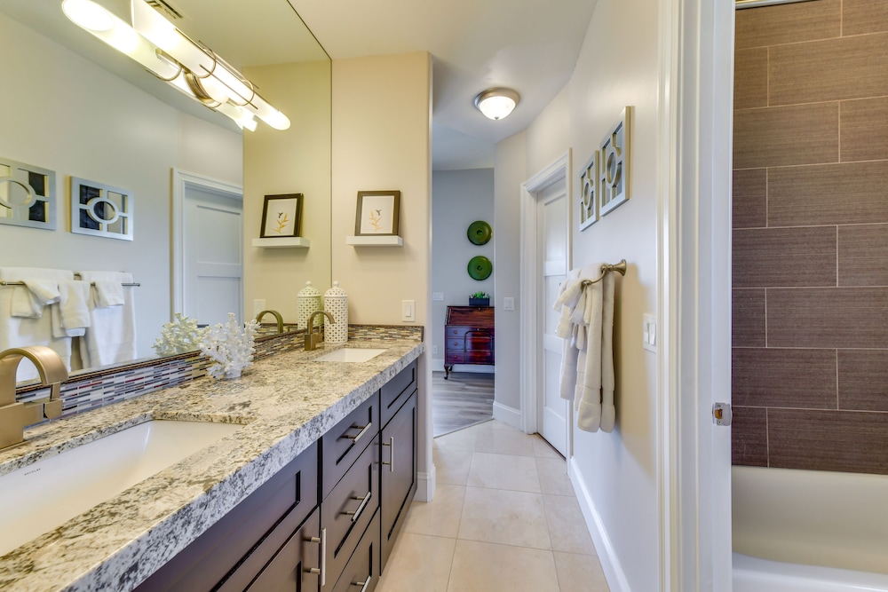 Waterfront Luxury Gilbert Retreat w/ Pool  Spa! - Property Image 12