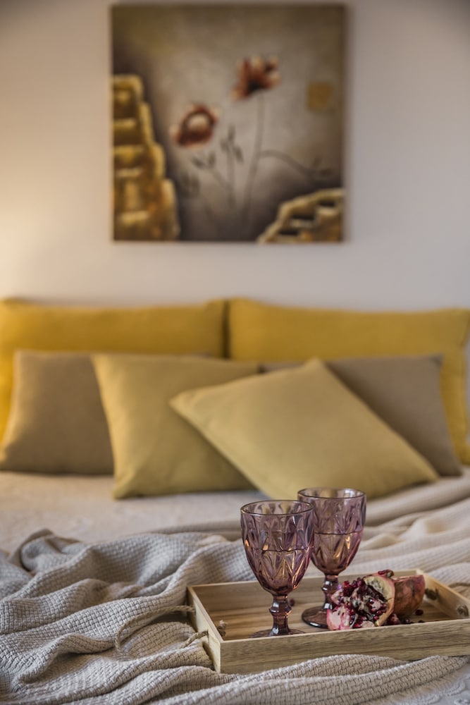 Malibu Studios & Apartments