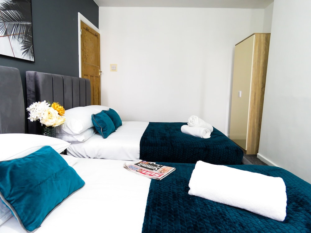 Tudors eSuites Four Bedroom House Garden view 5