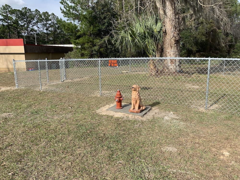 Lake City Vacations - Motel 8 Lake City - Property Image 1