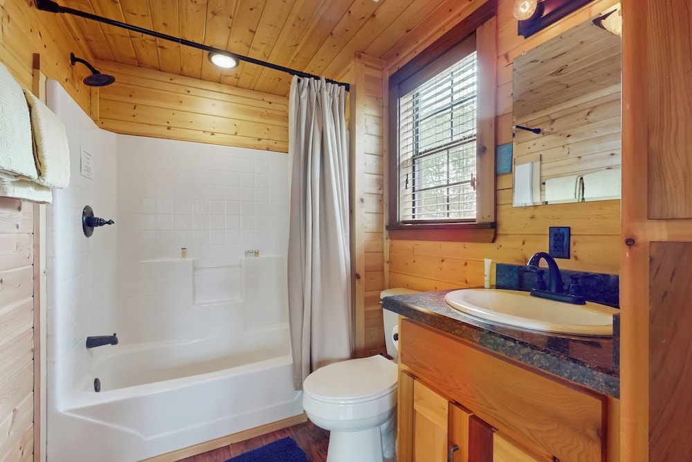 Water-view Cabin w/ Front Porch, W & D, Streaming