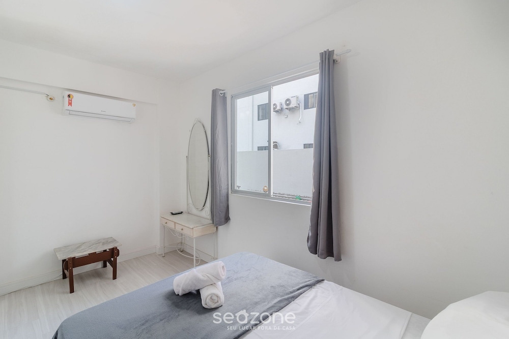 Full 2-bed Apt 80m From the Beach in BC