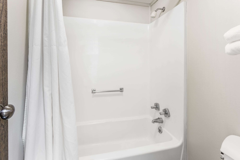 Mount Pleasant Vacations - Knights Inn Racine - Property Image 18