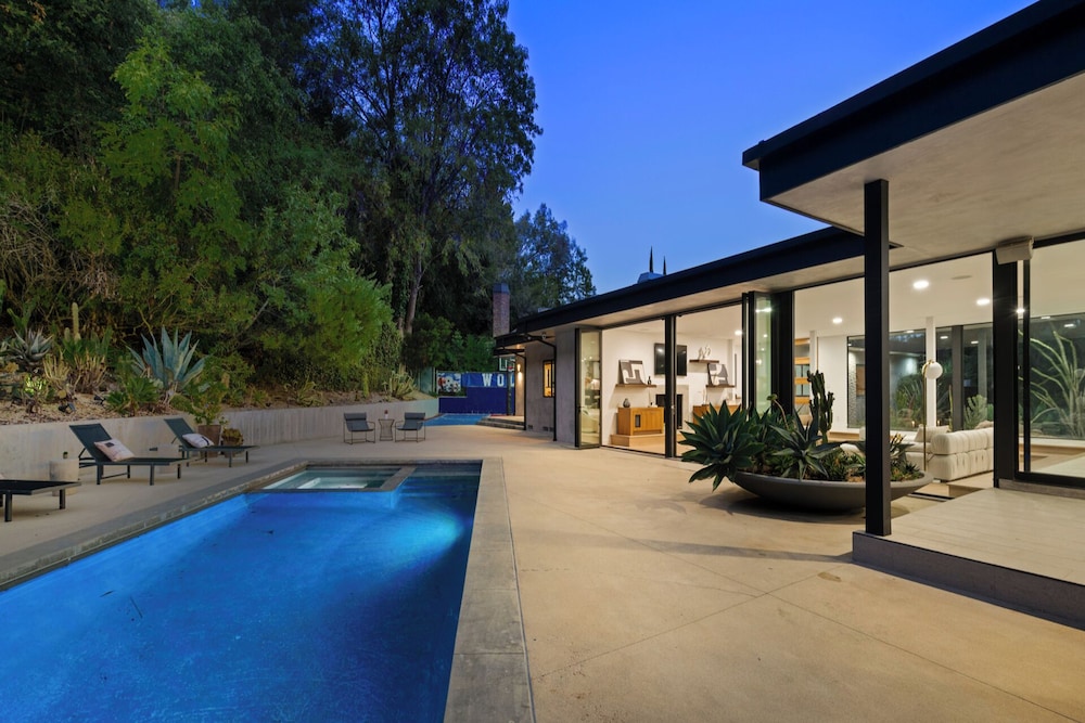 Valea Estate - Secluded Beverly Hills Retreat 1-acre Oasis