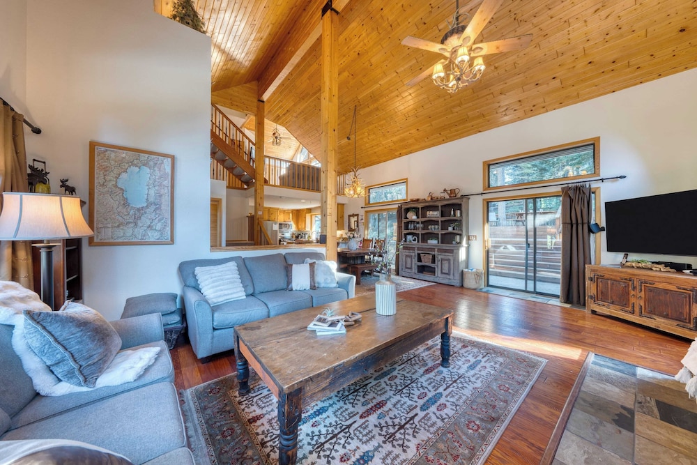 Cozy Escape w/ Hot Tub + Deck & Access to Tahoe Donner & Skiing Alpenglow Chalet by Avantstay