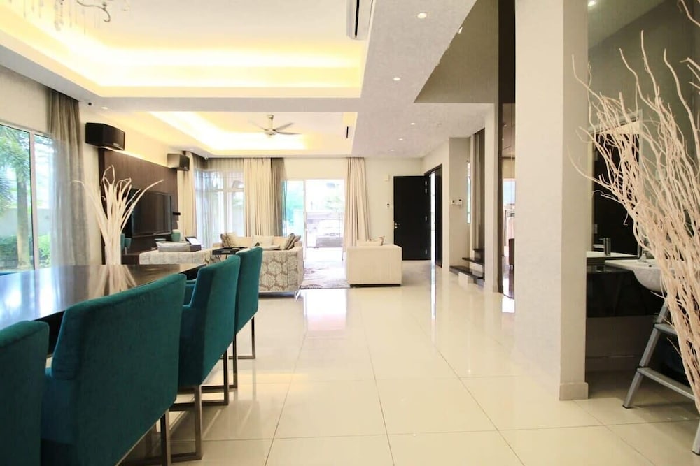Chic 4BR Oasis With Gazebo, Your Dream Getaway