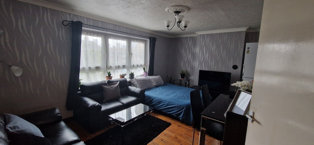 2 Bed-sleeps5-free Parking-10 min Walk Underground