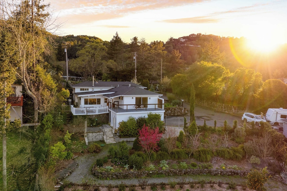 Modern Sonoma Stay w/ Spacious Deck, Views & Prime Location Bennett