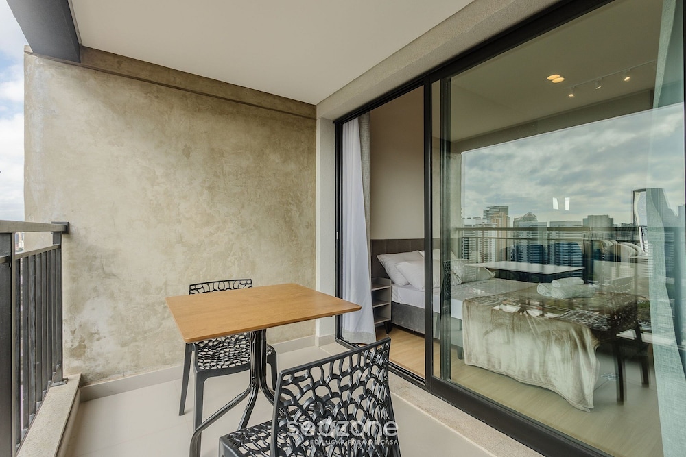 Modern Studios in a Building With a Pool in Vila Cordeiro - CTB