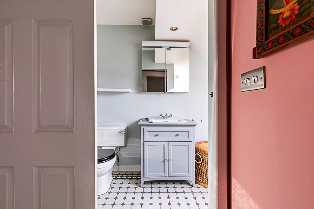 Stylish & Spacious 3-bed Home in Vibrant Bow