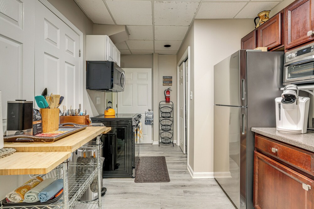 Spacious Yard & Bbq: Chic Escape in Lawrenceville!