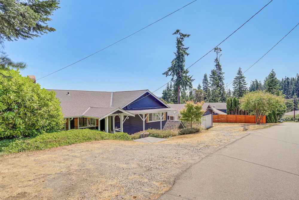 Mtn-view Camano Island Retreat Overlooking Beach