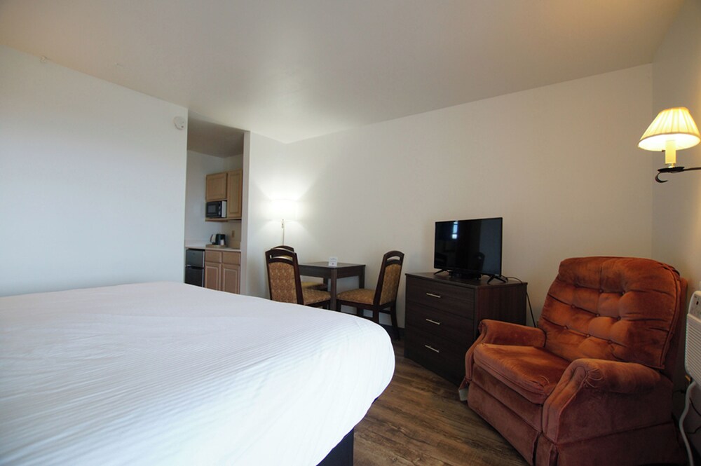 Snyder's Shoreline Inn