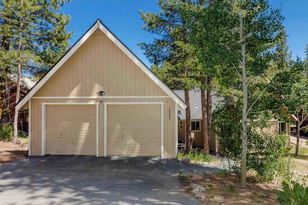 Alder Creek Paradise - Tree-lined Cabin Stay for 7