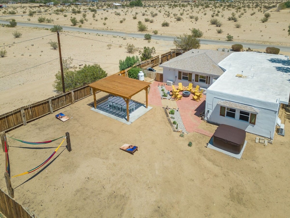 Zen Oro A Golden Retreat w Spa Private Yard view 3