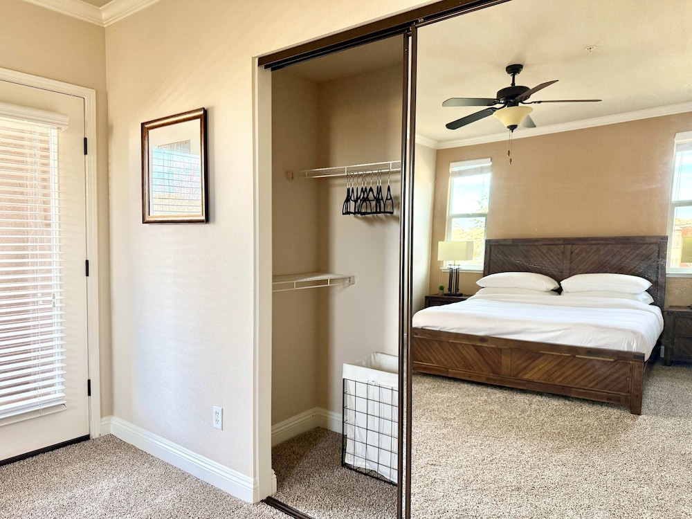 New Stylish 1BR Apt With Heated Pool Gym Yoga Studio