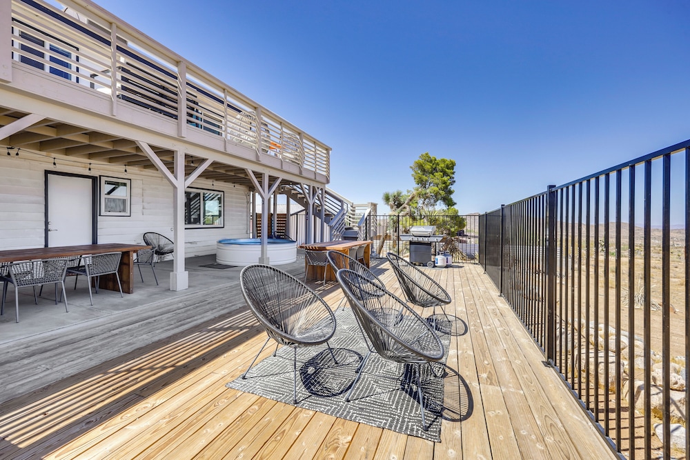 High-desert Home w/ Hot Tub & Cowboy Pool