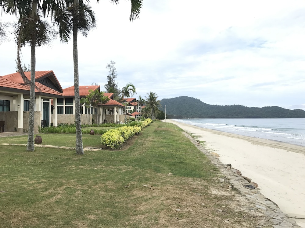 Sunset Seaview Beach Villas & Spa Suites at Nexus Karambunai